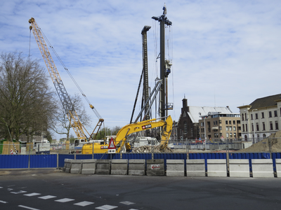 906231 Gezicht op de aanleg van het Vredenburgviaduct over de weer uit te graven Stadsbuitengracht te Utrecht, vanaf de ...